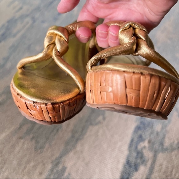 KATE SPADE METALLIC GOLD SOFT KNOT PLATFORM BAMBOO WEDGE SANDALS SZ 7 - Picture 4 of 11